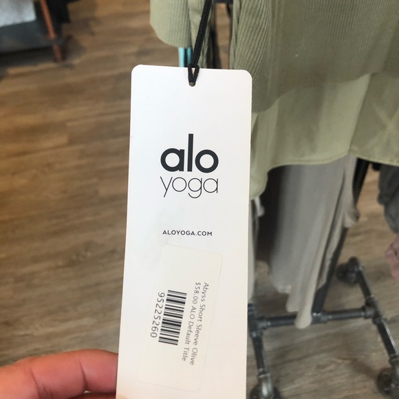 ALO abyss short sleeve top sage green - Picture 5 of 6